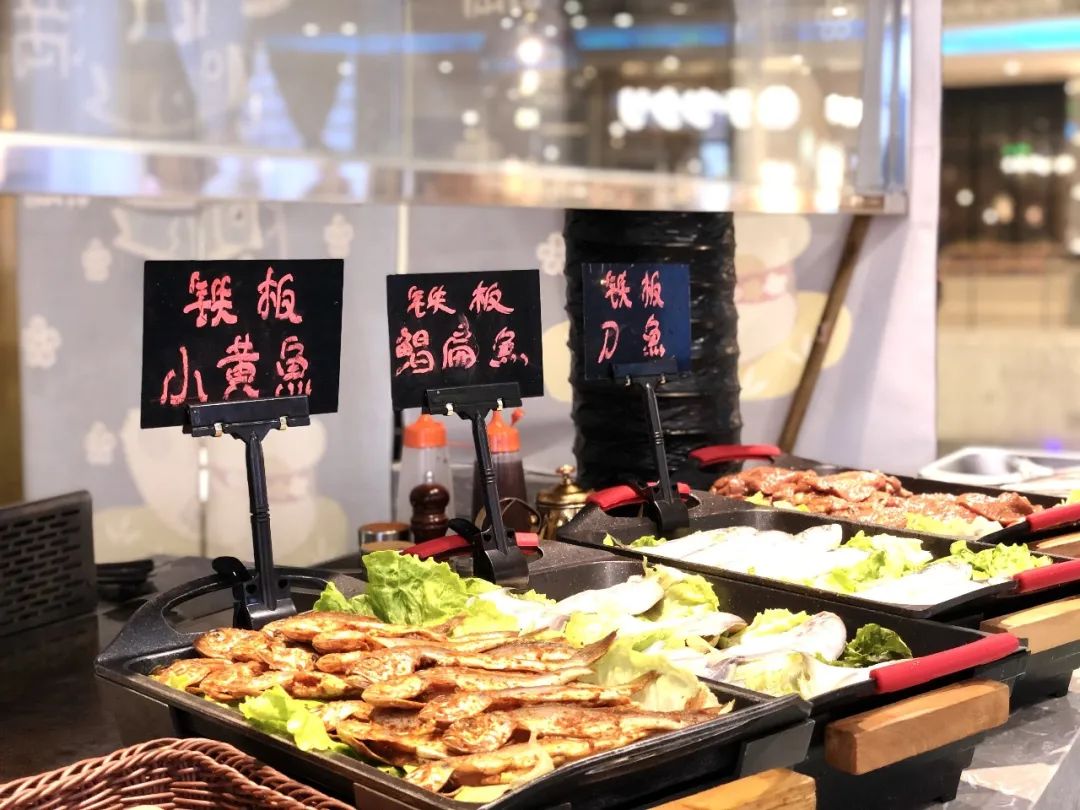 【无需预约·节假日通用·地铁直达·牛其林自助海鲜烤肉火锅餐厅(余之城店)】现仅79/88元享超划算的1大1小午市/晚市自助套餐!阿根廷红虾、铁板牛排、海鲜、烧烤、刺身、煎扒、热菜...近300种菜品,超丰富品类!朋友聚会公司聚餐情侣约会打卡地!