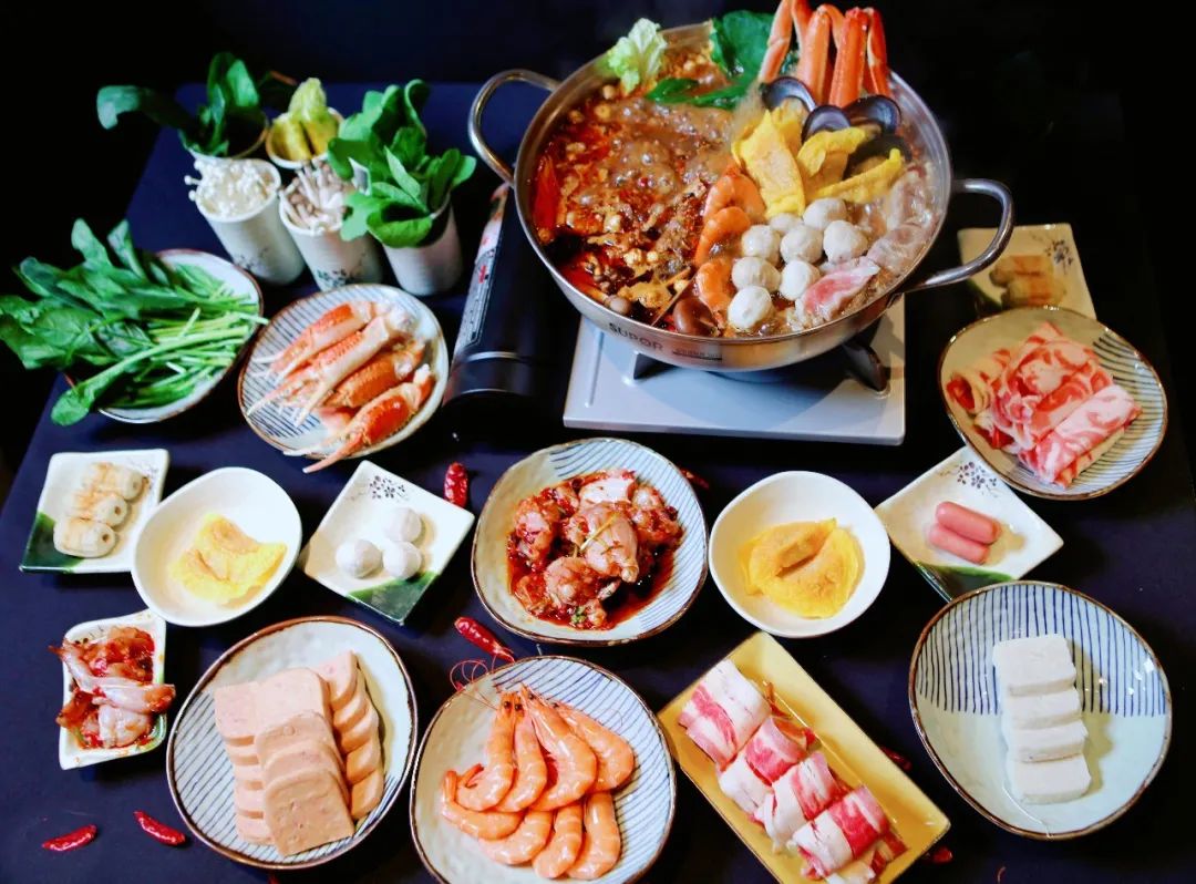 【上海斯格威铂尔曼大酒店|暖冬王牌秘制牛油锅】199抢门市价398元一大一小火锅烧烤自助晚餐,现刨肥牛、近20款涮菜、冰镇海鲜也能入锅!刺身、低温牛眼肉、BBQ烤鸭、土耳其烤肉...肉食控的饕餮盛宴海陆云集!这家法式酒店还有7种口味冰淇淋畅吃!
