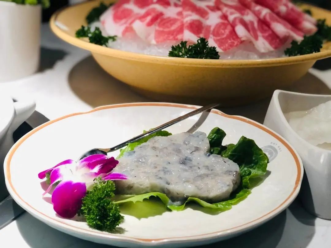 招牌虾滑.jpg 【新店开业·拱墅万达·同人广场双店同庆·杭锅儿筒骨砂锅】隐逸西湖好味道!快来打卡浙江地区本土人气火锅!现仅139元可享杭锅儿超值筒骨砂锅3~4人餐,筒骨砂锅(中锅),谷饲滑牛肉,招牌虾滑,皇冠黑猪梅花肉,厚脸皮,老油条,生菜,白萝卜,金桔柠檬百香果!丰富菜品,开启你的冬日火锅盛宴!