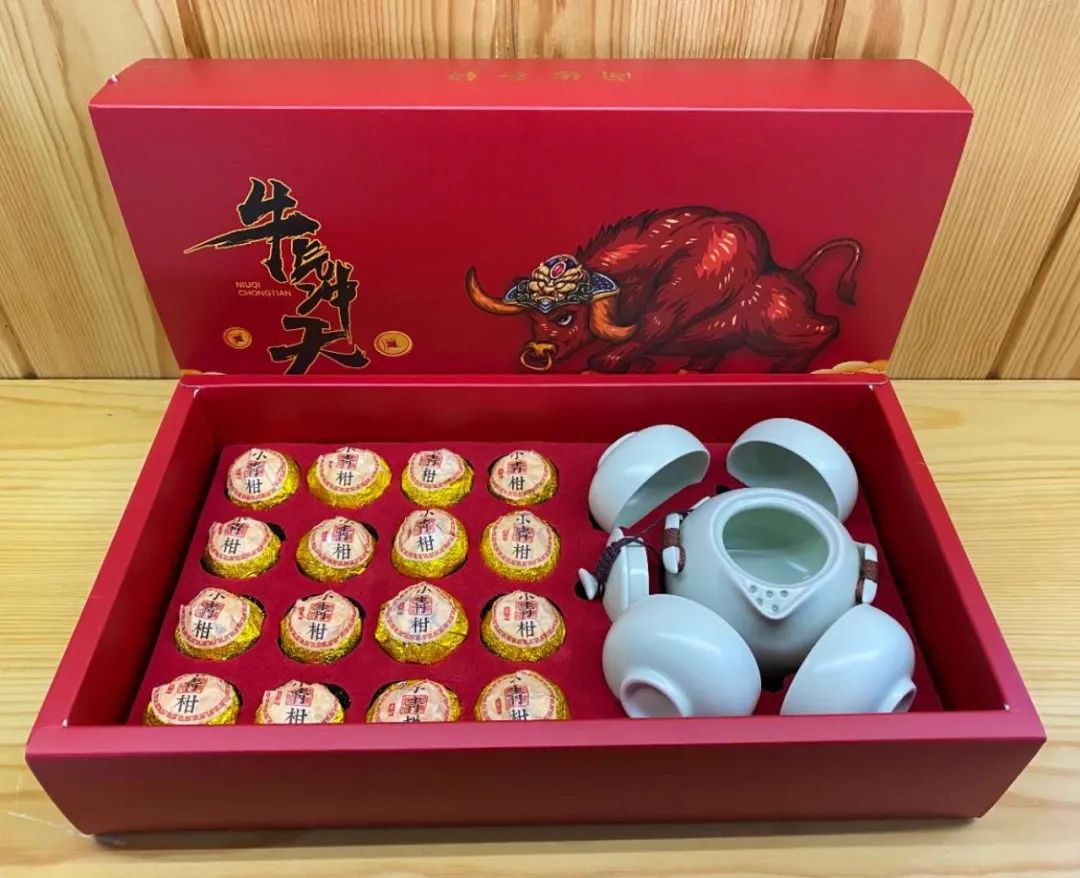 【全国到家】【闽缘茶轩小青柑礼盒丨传统工艺制造,颗颗精心挑选】用心取材,喝出健康!仅49.9元抢价值69.9元小青柑柑普茶陶瓷茶具礼盒!国潮风的设计,16粒小青柑配套果绿色陶瓷壶,暖心又暖胃!经典礼盒包装,送礼送健康!