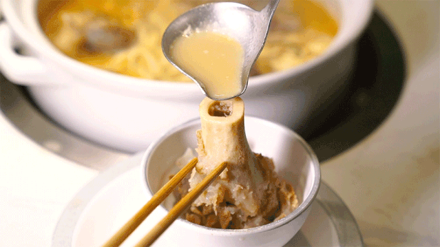 【新店开业·拱墅万达·同人广场双店同庆·杭锅儿筒骨砂锅】隐逸西湖好味道!快来打卡浙江地区本土人气火锅!现仅139元可享杭锅儿超值筒骨砂锅3~4人餐,筒骨砂锅(中锅),谷饲滑牛肉,招牌虾滑,皇冠黑猪梅花肉,厚脸皮,老油条,生菜,白萝卜,金桔柠檬百香果!丰富菜品,开启你的冬日火锅盛宴!