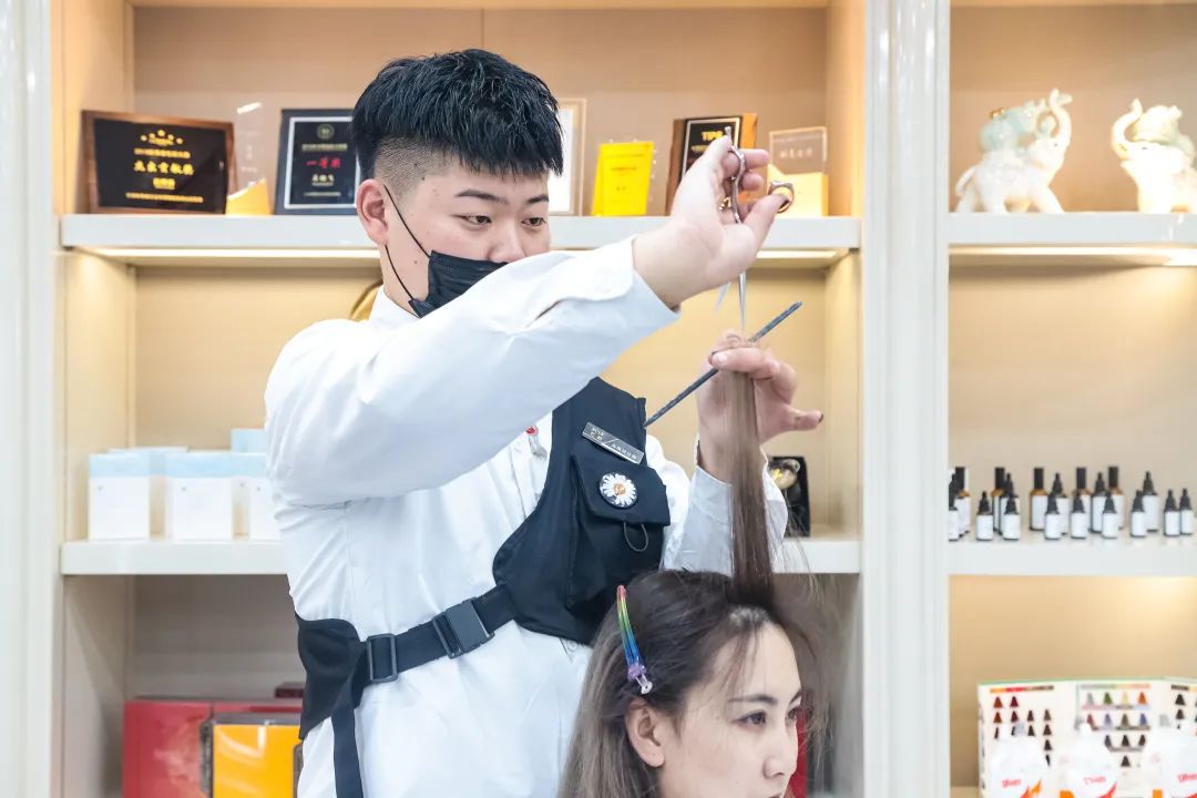 【南开新世界|巴柏明星体验馆】仅28.8元抢门市价288元套餐!洗剪吹3次或纯色美甲两次!