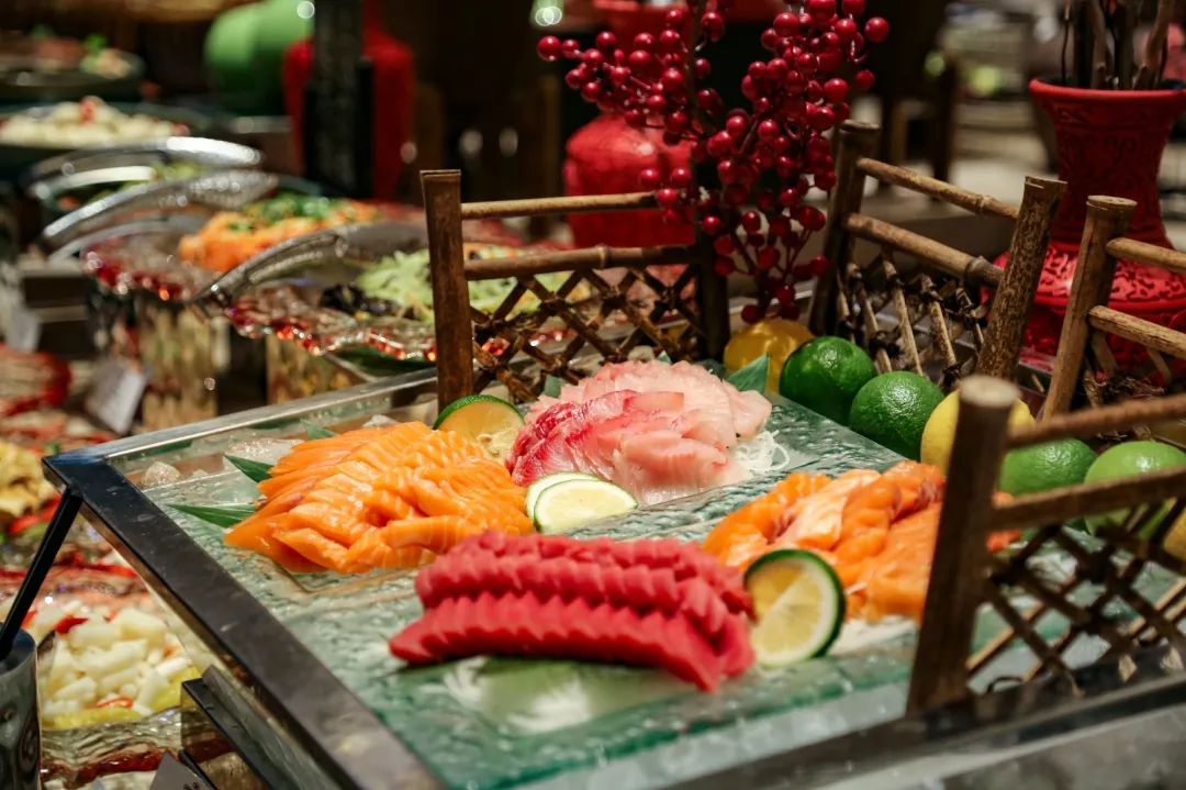 【春节不加价】足不出沪享受度假!入住洲际旗下宝藏酒店!699元/998元/1198元抢【上海建工浦江皇冠假日酒店】高级房/豪华房套餐!私享1300㎡草坪花园,毗邻浦江郊野公园!还有丰盛早/晚餐等着你!