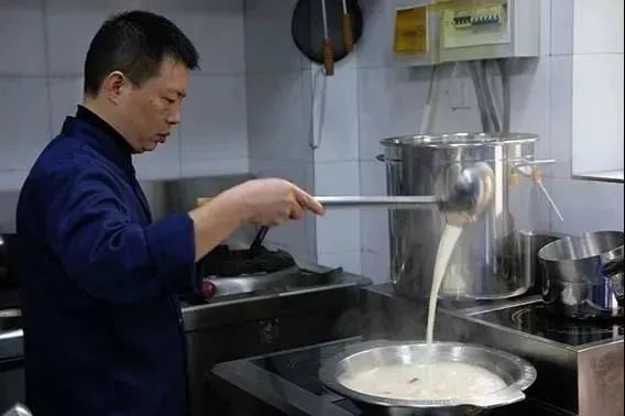 @美容达人,看过来~【无需预约&高沙路地铁口&蜀乡门第】滋补养颜的老妈蹄花来啦~仅68元抢门市价261元超值2-3人餐:锅底+老妈蹄花+特色鱼片+牛肉+汗蒸海带+冬瓜+汗蒸萝卜+菠菜……满满胶原蛋白,不来尝尝吗?