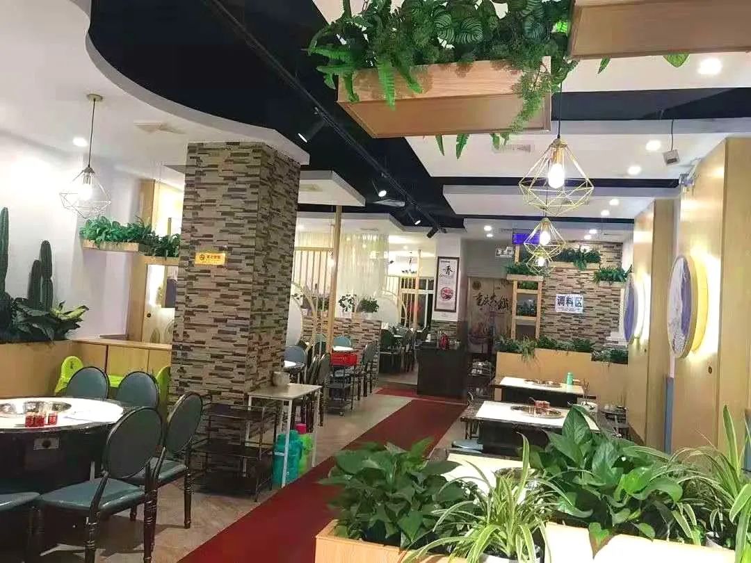 微信图片_202012161331438_看图王.jpg 【渝匠鲜老火锅】现仅69.9元可抢门市价186元火锅3-4人餐:精品脆毛肚拼鸭肠+麻辣镰刀郡片+三线肉+凤爪+火腿肠+鲜鸭血+手工面块+藕片+青菜片+鲜海带苗+自助小汤圆+蛋炒饭+果汁+包红汤锅底+4人餐位费