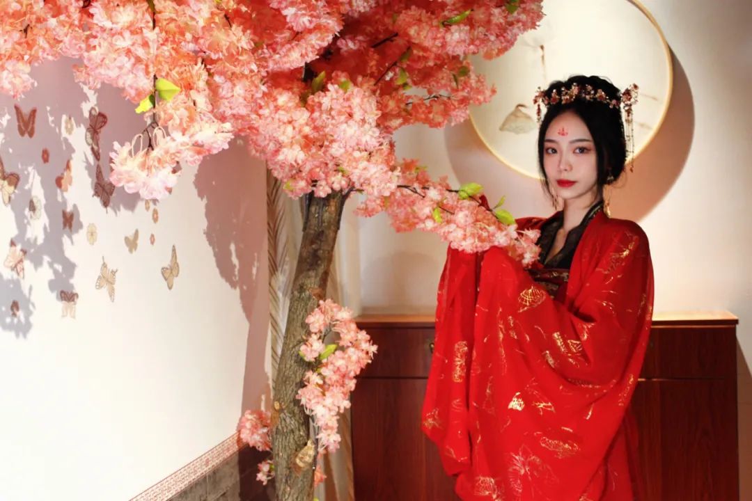 【实景沉浸式剧本杀 地铁直达】“戏精”请就位!仅需59.9元抢【SuperBrain实景剧本侦探社】单人券!紧张过瘾超刺激!冥媒正娶(换装实景)6~7人、 前男友的100种死法(桌面)5人 、阴缘(换装桌面)6人,以上三种剧本任选一种!