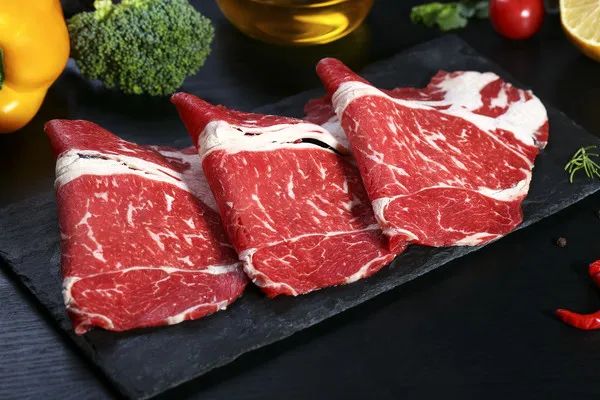 【观音桥·今日宜吃肉】现价138元抢购门市价426元的【肉掌柜日式烤肉铺迎春2-3人餐】,伊比利亚猪五花+酸菜安格斯谷饲肥牛+青红双椒猪梅花肉+...+海捕青虾+麻辣水晶牛肉+藤椒QQ鸡。炭火赋予的焦香是迎接春日美好的标配,进口食材向你袭来就在观音桥,还不快接招?