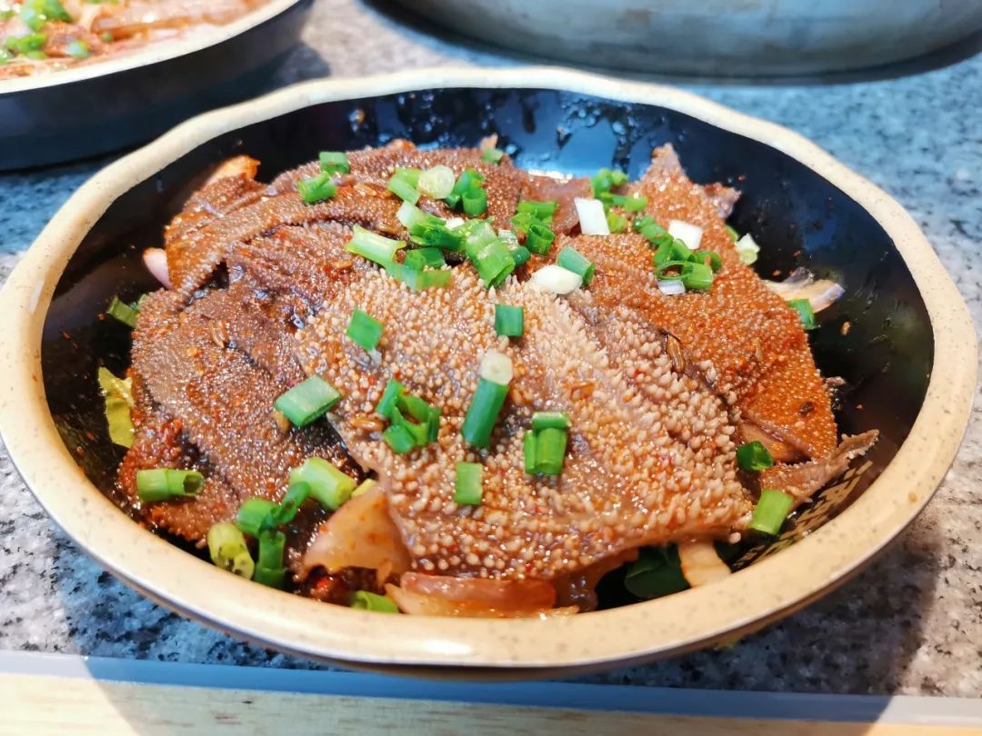 三尺 微微的焦香搭配秘制酱料的鲜香 五分钟能干掉一盘~ 听过涮毛肚