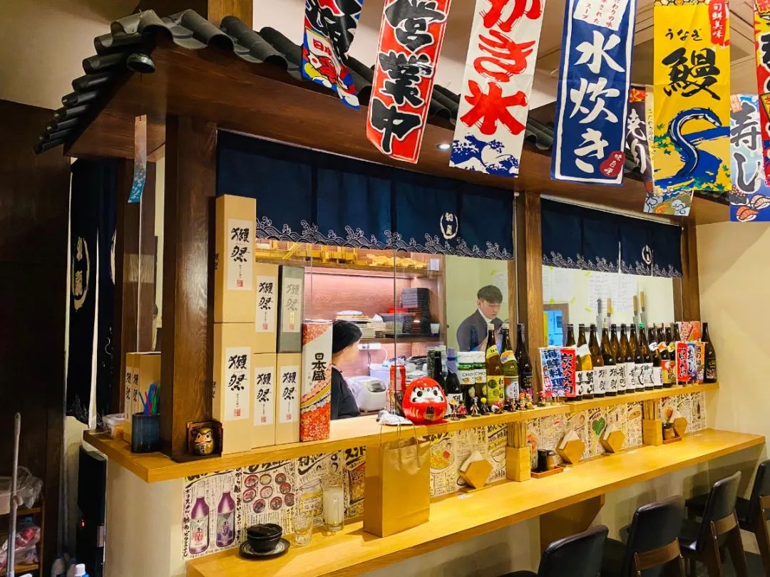 【西溪路·和气创意料理】仅88元抢门市价299元【和气料理】超值双人套餐!✔前菜四拼盘:芝麻八爪鱼 、芥末章鱼、中华海草、芥末螺片 ✔招牌焗卷2选1: 狮子王卷 榴芒一刻 ✔沙拉:田园野菜 ✔烤物:青花鱼 ✔明星菜品:鳗鱼小卷 ✔小吃2选1:香脆鸡软骨、大薯条 ✔主食2选1:泡菜肥牛乌冬面、肥牛石锅拌饭 ✔饮品:可尔必思2杯