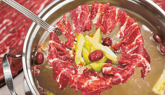 免预约,春节可用【万达广场&牪犇·潮汕鲜牛肉火锅】薅羊毛~仅68元/118元享超值套餐:牛骨锅底+吊龙+牛百叶+贡丸+蟹肉棒+特色本地鸡+牛杂拼盘+牛肉丸……还有超多可口素菜,等你来袭 ~