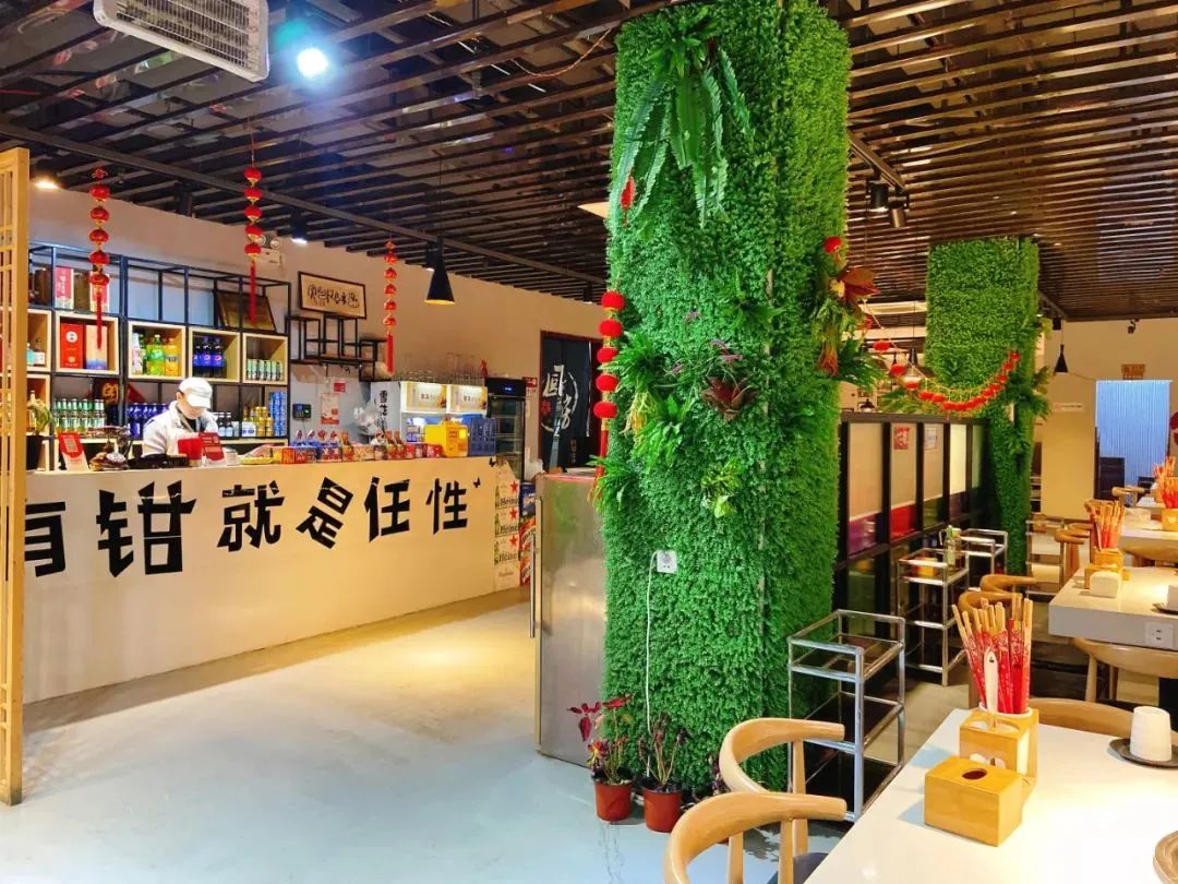 【鼓楼区 | 重庆大渡口火锅】锅底油碟全包性价比超高!39.9元享门市价193元的美蛙鱼头锅: 花鲢鱼头1.5斤美蛙、2只 肥牛(小份)、1份鸭血(小份)1份包心鱼丸1份,99元享门市价339元的骨汤鸳鸯锅3-4人套餐:骨汤鸳鸯锅1份、肥牛(大份)、1份内蒙羔羊卷(大份)、1份无骨鸡爪1份、巴沙鱼片1份、白萝卜1份 鲜蘑豆浆1扎..