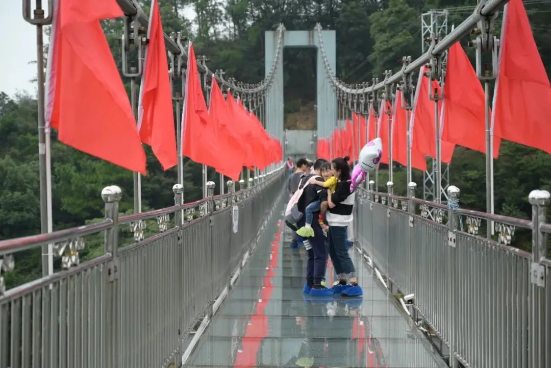 【免预约春节通用~南昌铜源峡风景区】风景这边独好!79元享【春节3项联票】,99元享【春节4项联票】,含大门票!玻璃桥、七彩滑道、空中漂流...超多游玩项目,等你来打卡~