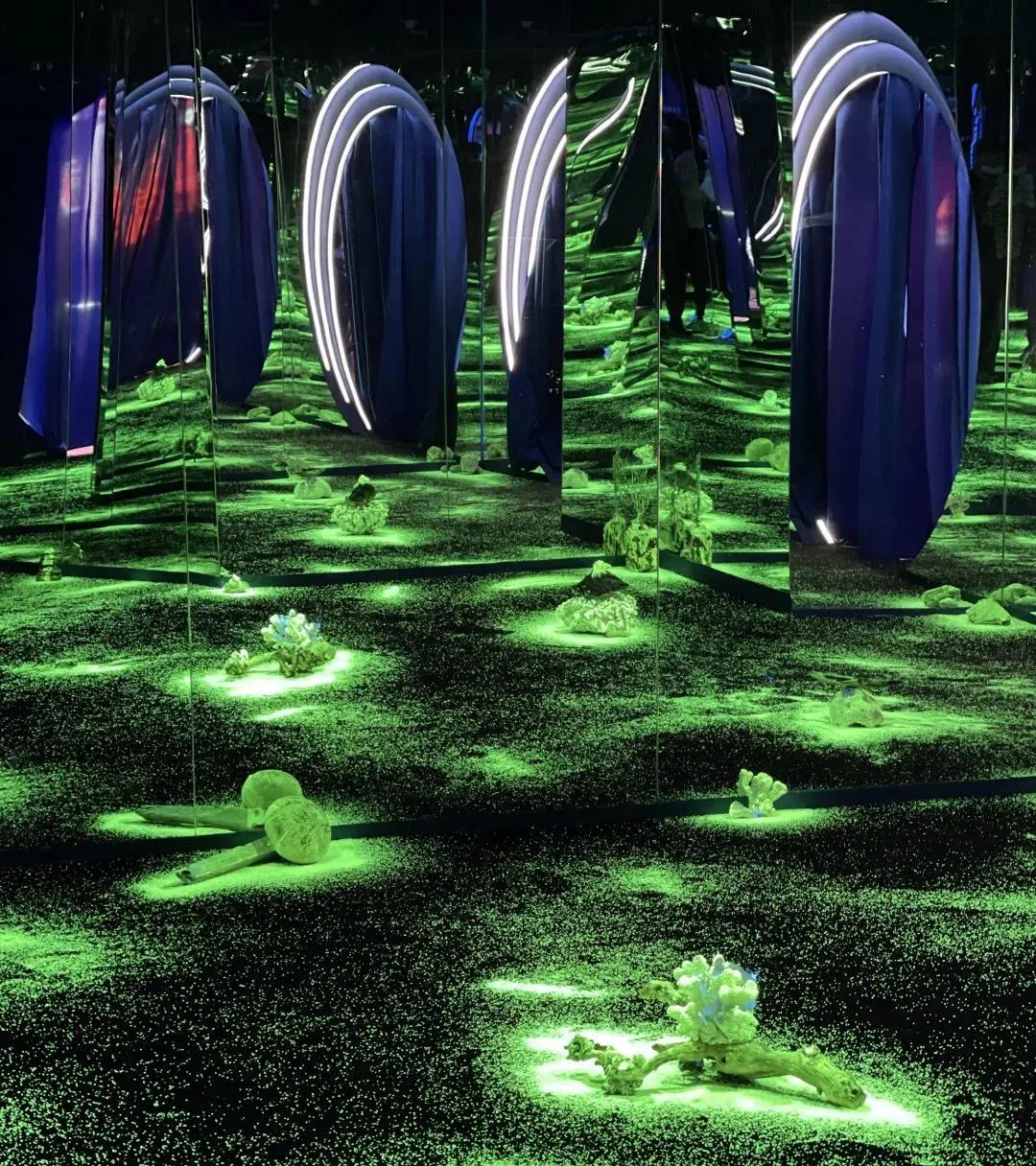 【万象城·不可错过的新年打卡指南!】火爆各大城市的《Exploring Blue·深蓝》展亮相山城!360度沉浸式展览体验,zui赛博朋克的互动游乐场,多种优惠票持续发售中,等你来撩~刷爆你的朋友圈!