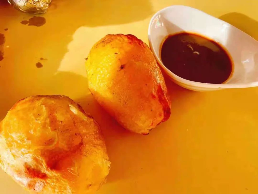 【窑阿婆民间坑烤·三店通用】特色美食,风味十足!土窑美味限时钜惠,仅99元抢门市价286元超值套餐:大鹅一只(约6斤),鸡手一份,麻辣鸡肝, 麻婆面筋,土豆2个,地瓜2个,自制皮冻...超多菜品,吃到扶墙!