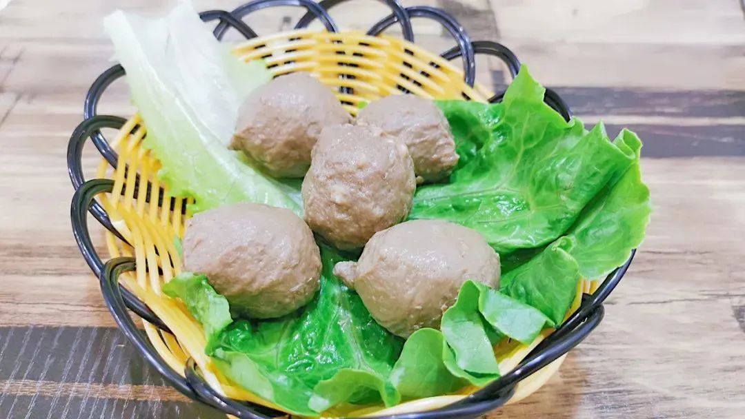 免预约,春节可用【万达广场&牪犇·潮汕鲜牛肉火锅】薅羊毛~仅68元/118元享超值套餐:牛骨锅底+吊龙+牛百叶+贡丸+蟹肉棒+特色本地鸡+牛杂拼盘+牛肉丸……还有超多可口素菜,等你来袭 ~