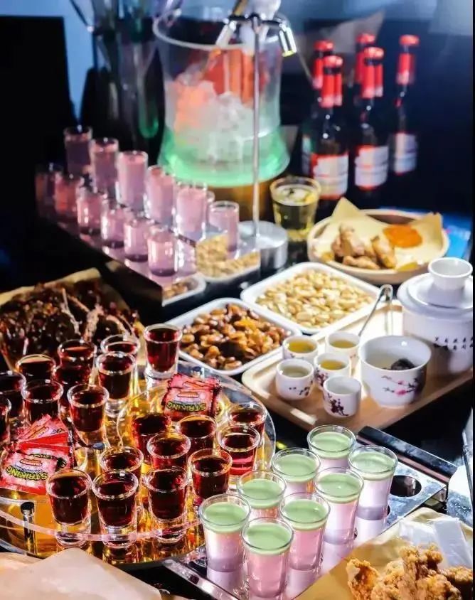 九街新店开业!【辰色酒馆】全国连锁辰色酒馆终于落户重庆啦!29.9元起购超值酒水套餐!专属年轻人的酒馆~重庆娃儿的微醺夜生活!辰色斗酒暗恋、爱之醉、百威....