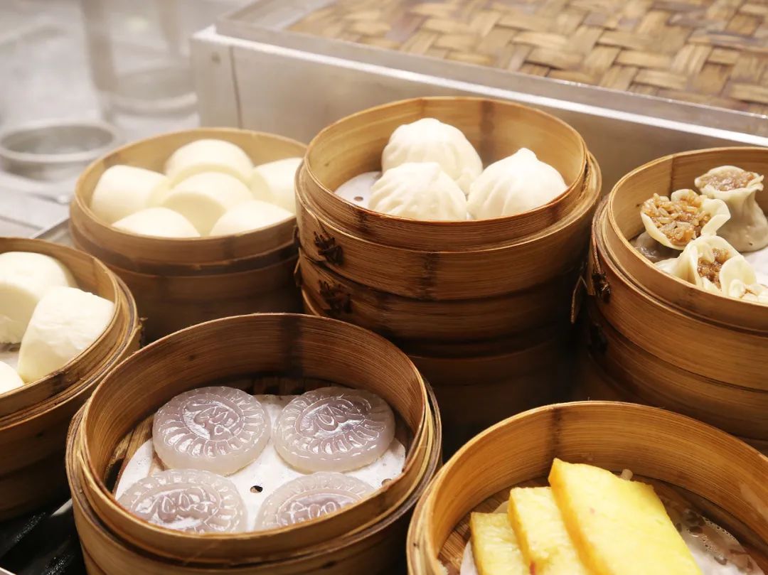 【春节不加价】足不出沪享受度假!入住洲际旗下宝藏酒店!699元/998元/1198元抢【上海建工浦江皇冠假日酒店】高级房/豪华房套餐!私享1300㎡草坪花园,毗邻浦江郊野公园!还有丰盛早/晚餐等着你!