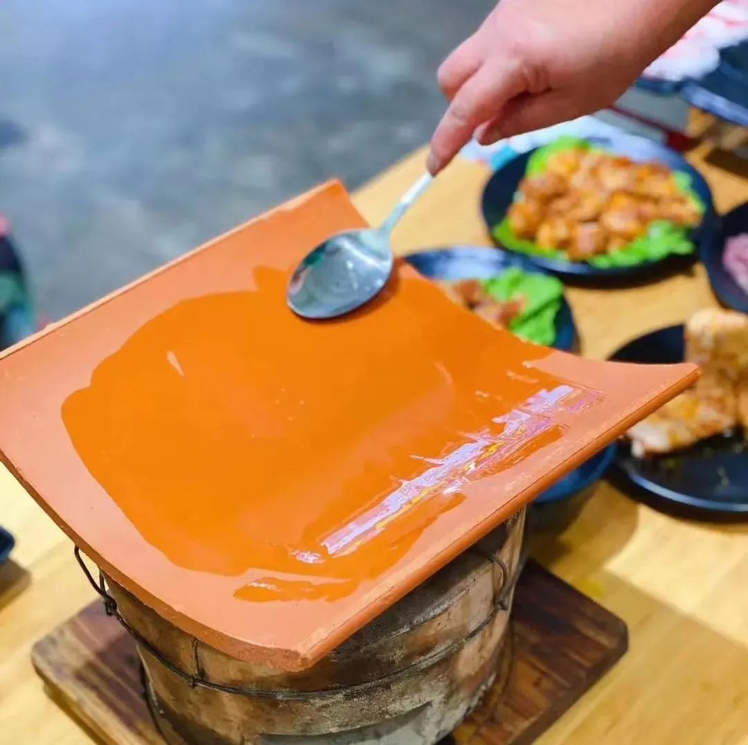 【南关区南湖大路 | 越来瓦片烤肉】来自越南的“瓦片烤肉”入驻春城啦,仅59.9元抢门市价223元烤肉套餐【真味肥牛/猪梅花肉/手工风干肠/猪肉培根/千叶豆腐/红酒雪梨/青菜合盘/缤纷小吃...】