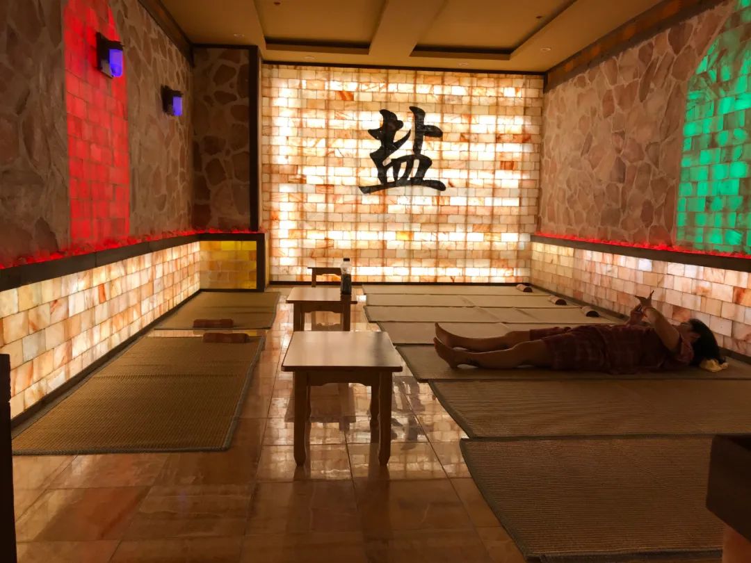 【花溪沐汤泉|日坛北路|免预约】可以免费穿汉服的温泉~躺在床上抬头便是海底世界奇观!仅98元=1大本1小抢门市价158元「花溪沐汤泉门票」=洗浴+汗蒸+特色窑洞+温泉泡汤等~周末节假日不加价!