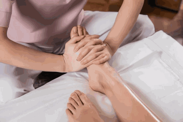 养生,从足浴,按摩开始 -足部按摩- 店内一桌一椅,一床一毯… 泡脚过程