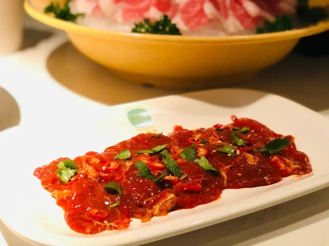 谷饲滑牛肉.jpg 【新店开业·拱墅万达·同人广场双店同庆·杭锅儿筒骨砂锅】隐逸西湖好味道!快来打卡浙江地区本土人气火锅!现仅139元可享杭锅儿超值筒骨砂锅3~4人餐,筒骨砂锅(中锅),谷饲滑牛肉,招牌虾滑,皇冠黑猪梅花肉,厚脸皮,老油条,生菜,白萝卜,金桔柠檬百香果!丰富菜品,开启你的冬日火锅盛宴!