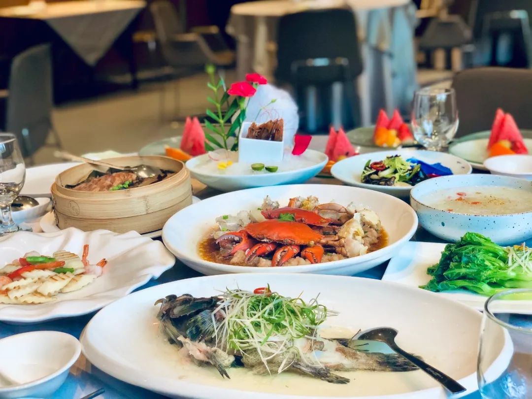 微信图片_2021032211271611.jpg 【蝉联两年黑珍珠餐厅•天伦里•三店通用】杭城必吃榜的蟹料理顶级餐厅,荣获黑珍珠、携程美食林、五星商户、必吃榜等多项殊荣的蟹料理餐厅!仅488元享门市价1088元【天伦里臻选四至五人套餐】人均仅100不到吃黑珍珠餐厅!仪式感和美味并存!