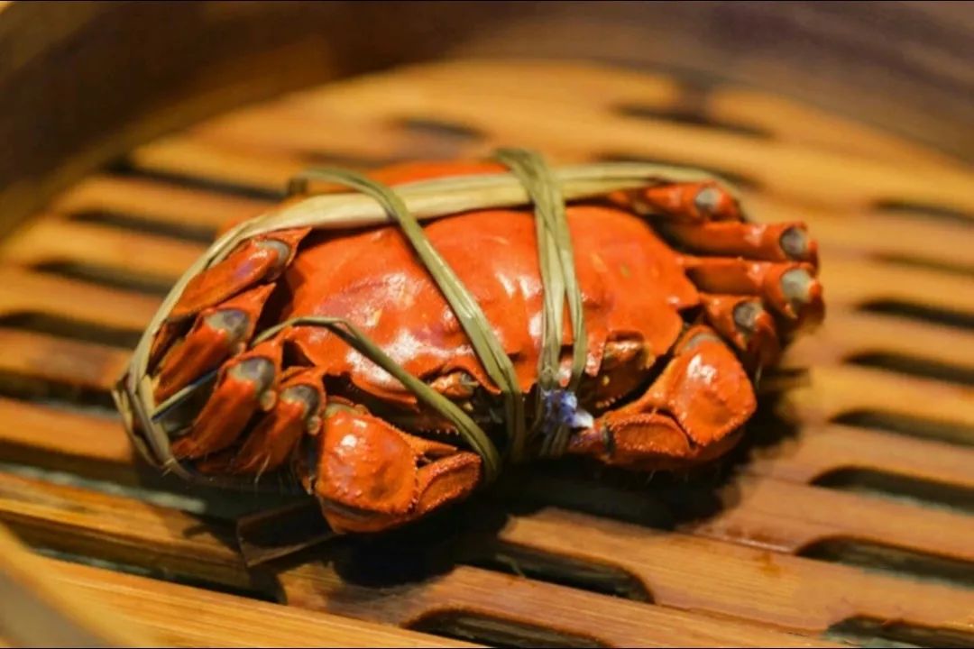 微信图片_20201223181932.jpg 【蝉联两年黑珍珠餐厅•天伦里•三店通用】杭城必吃榜的蟹料理顶级餐厅,荣获黑珍珠、携程美食林、五星商户、必吃榜等多项殊荣的蟹料理餐厅!仅488元享门市价1088元【天伦里臻选四至五人套餐】人均仅100不到吃黑珍珠餐厅!仪式感和美味并存!