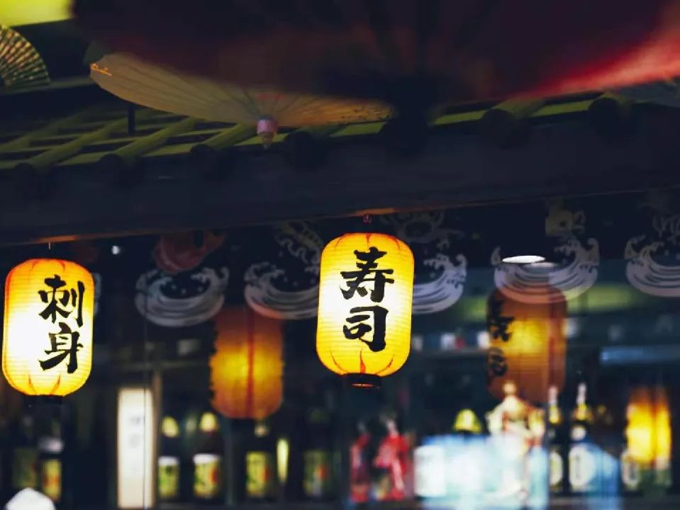 【大众点评五星金牌日料|无需预约|西湖文化广场地铁直达|元旦可用】色香味俱全,用实力诠释着什么叫做经典~138元抢门市价410元【三郎日料】冬日特惠套餐!✔前菜:自制土豆泥+芥末章鱼+水煮毛豆 ✔沙拉:金枪鱼色拉 ✔寿喜锅:招牌牛肉泡菜锅 ✔招牌:自创乐座南蛮鸡 ✔其他:芝士焗蟹宝2个 ✔寿司:加州半卷*4 ✔炖物:日式牛肉炖萝卜……
