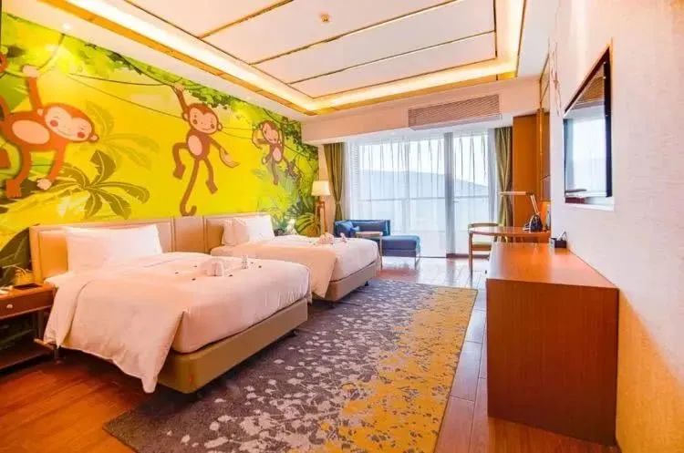 【元旦春节皆可预约】499元起打卡【龙之梦动物世界大酒店】!双旦特惠来袭!动物主题房1晚+双人自助早餐+双人动物世界步行区门票(含免费车行区小火车)+双人图影湿地门票,免费观赏35000平太湖水舞秀!