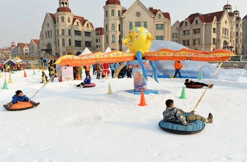 【无需预约~天津人家门口的滑雪场】仅99元抢门市价120元的【冰雪节套餐】天津海昌极地海洋公园滑雪场场内8大滑雪项目通玩(极地动物大合集、七彩雪道、疯狂飞碟、超级碗、阿里巴巴大探宝、迷你摩托、雪地飞车、平衡车)等~【天津海昌极地冰雪节 ,承包剩余冬天里的欢乐与惊喜 ,生活中感受不到的欢声笑语 ,极地冰雪节给你!】周末节假日通用不加价