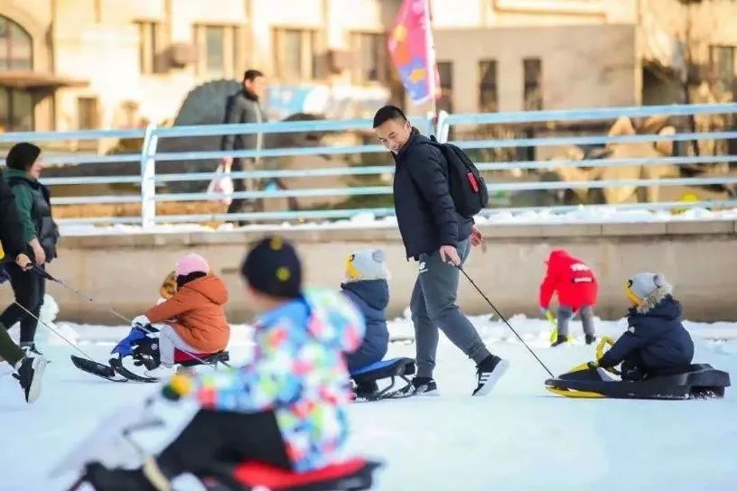 【无需预约~天津人家门口的滑雪场】仅99元抢门市价120元的【冰雪节套餐】天津海昌极地海洋公园滑雪场场内8大滑雪项目通玩(极地动物大合集、七彩雪道、疯狂飞碟、超级碗、阿里巴巴大探宝、迷你摩托、雪地飞车、平衡车)等~【天津海昌极地冰雪节 ,承包剩余冬天里的欢乐与惊喜 ,生活中感受不到的欢声笑语 ,极地冰雪节给你!】周末节假日通用不加价