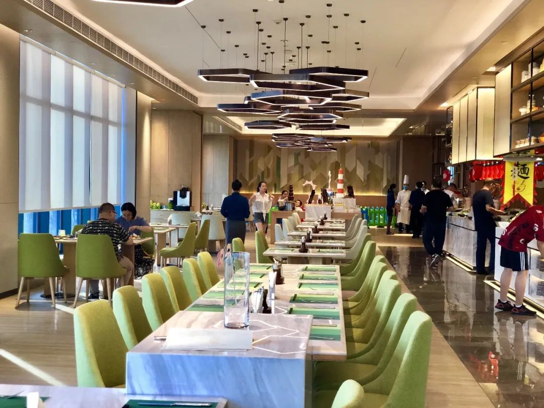 洲际旗下【杭州龙湖滨江天街假日酒店豪华自助·超长有效期·圣诞元旦通用·年终限量发售】仅118元抢门市价327元【滨江天街假日酒店清悦全日餐厅】自助晚餐1大1小!三文鱼、刺身、各式海鲜、牛排羊排、热菜、烧烤、法棍面包、甜品......无限畅吃。享受完美食下楼再逛个街!!商场免费停车三小时