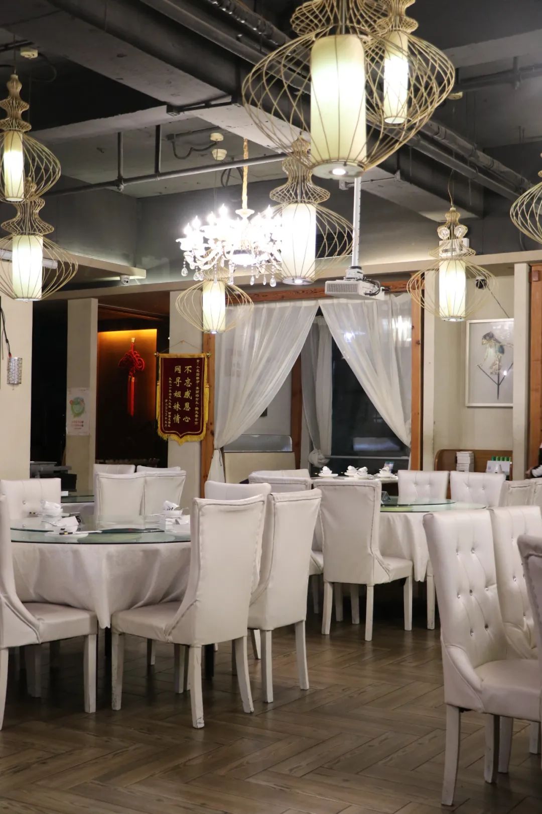 【中信广场地铁直达 节假日通用】 1688在上海来小花园吃豪华年夜饭!仅798元抢【小花园餐厅】平日优惠套餐:黄油焗青龙+松子鲈鱼+手抓牛大骨+蒜香蒸鲍鱼(10只)+黄山土鸡汤等16道餐品~ (请于2021年2月7日之前使用!)1688元抢【年夜饭套餐】:青龙+至尊佛跳墙+牛气冲天+羊肉煲+虾仔大海参+清蒸老虎斑等24道餐品(请于2021年2月14日之前使用!)