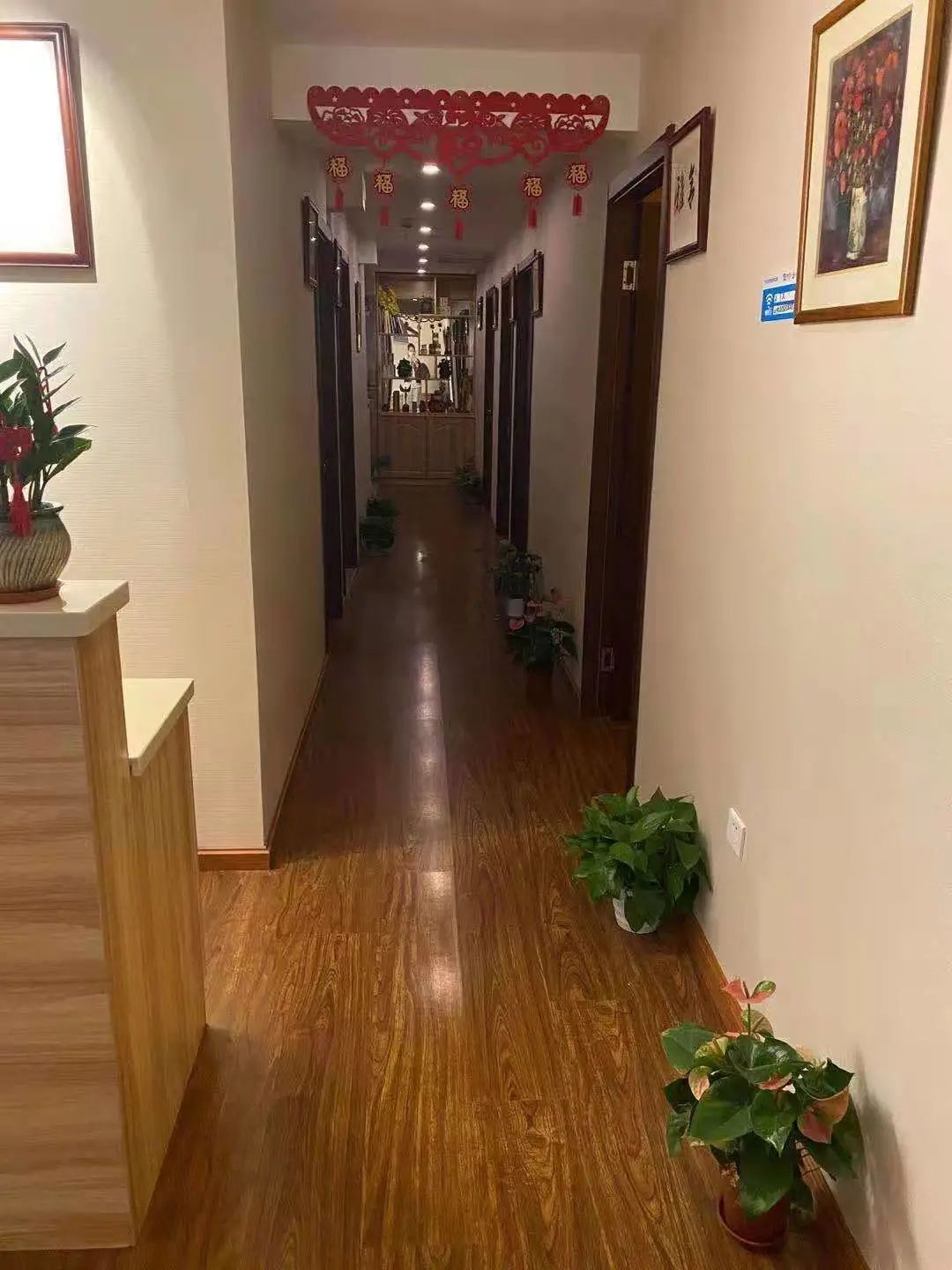 【南丹东路/使用期长】一场身体到灵魂的奇妙旅行~58元抢门市价99.8元【雅馨养生馆】全身推拿60分钟,68元抢门市价198元全身精油60分钟,78元抢门市价298元三九艾灸调理60分钟~伤筋动骨一百天,不如给身体放松一下吧!