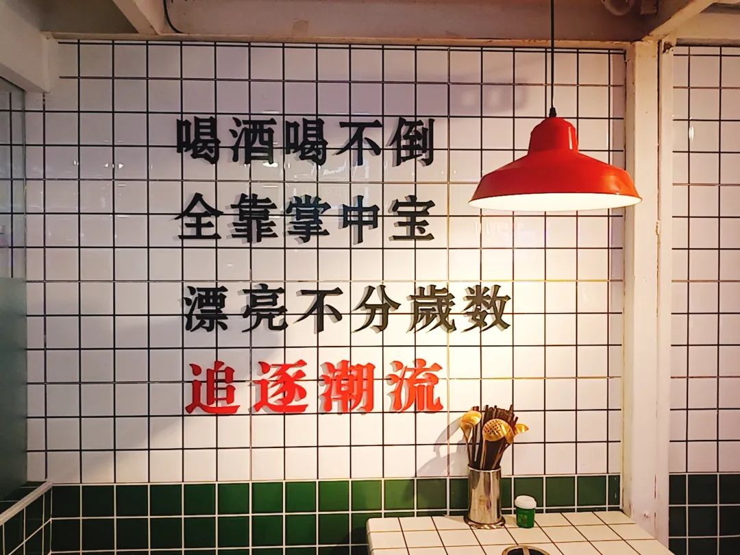 【无需预约·宝山万达店|港姐姐·掌中宝串串】仅99元享门市价274元2~3人餐!锅底(4选1)+ 80根签签(荤素任选)+九尺鹅肠 +精品肥牛+小推车(蟹柳)+娃娃菜+红糖糍粑+酸梅汤+调料!复古港风串串,颜值和味道兼并,人气“燃爆”!