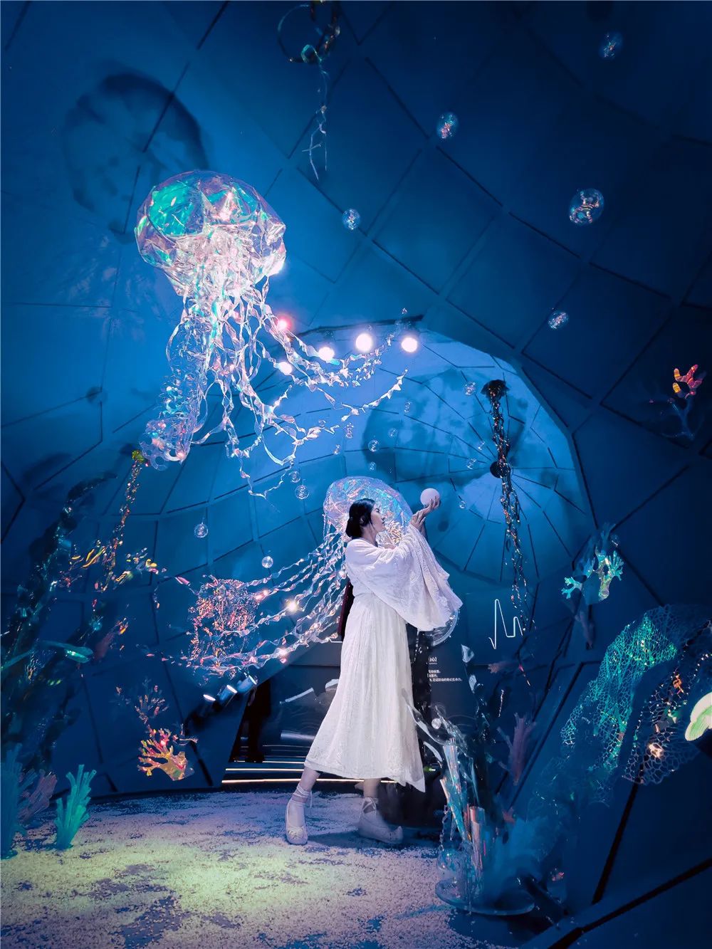 【万象城·不可错过的新年打卡指南!】火爆各大城市的《Exploring Blue·深蓝》展亮相山城!360度沉浸式展览体验,zui赛博朋克的互动游乐场,多种优惠票持续发售中,等你来撩~刷爆你的朋友圈!