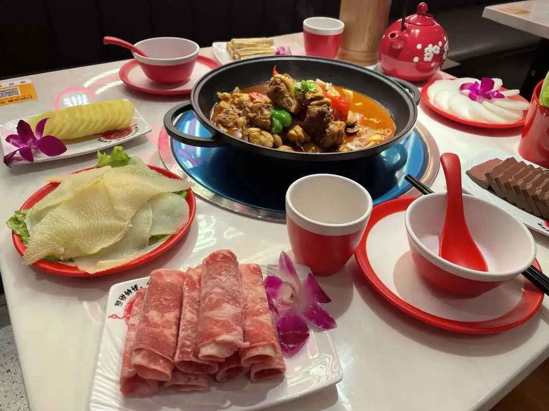 21_86184f98ee50c506be55fc6a8f16db1.jpg 【两店通用·无需预约·渝隆莊】在这个春季开启你的肉食盛宴吧~现19.9元/68元可享超值特色锅物A/B套餐,特色蛙锅、火锅鸡、牛腩煲等你来打卡!