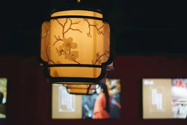 暗恋桃花源旗下品牌【醉花春成都小酒馆·侠客江湖店|万达广场】在飒爽的“江湖”中做一场仗剑天涯的美梦~99元购门市价310元3-4人餐【无需预约/周末通用】,钵钵鸡串串(10荤10素)+重庆歌乐山辣子鸡+丁坡家的小土豆+油渣包包白+辣卤拼盘+盐水花生+江湖冰粉+...