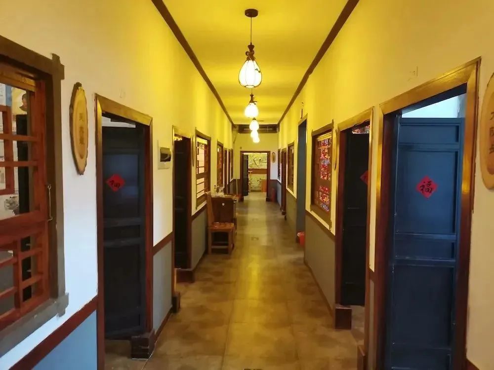 【窑阿婆民间坑烤·三店通用】特色美食,风味十足!土窑美味限时钜惠,仅99元抢门市价286元超值套餐:大鹅一只(约6斤),鸡手一份,麻辣鸡肝, 麻婆面筋,土豆2个,地瓜2个,自制皮冻...超多菜品,吃到扶墙!