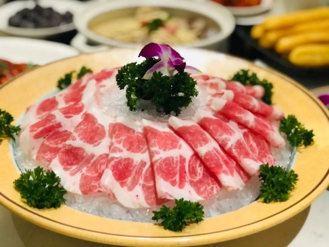 皇冠黑猪梅花肉.jpg 【新店开业·拱墅万达·同人广场双店同庆·杭锅儿筒骨砂锅】隐逸西湖好味道!快来打卡浙江地区本土人气火锅!现仅139元可享杭锅儿超值筒骨砂锅3~4人餐,筒骨砂锅(中锅),谷饲滑牛肉,招牌虾滑,皇冠黑猪梅花肉,厚脸皮,老油条,生菜,白萝卜,金桔柠檬百香果!丰富菜品,开启你的冬日火锅盛宴!