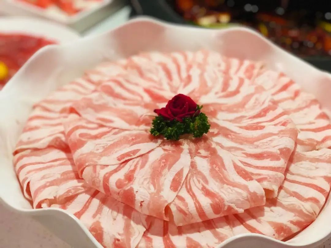 精选羊肉卷.jpg 【无需预约·亲橙里商圈·川西坝子·元旦通用】原汁原味成都味的火锅来啦,冬日里的一口温暖!仅138元抢门市价358元【川西坝子火锅】3-4人豪华套餐!川西嫩牛肉、精选羊肉卷、招牌牛肉卷、土家乌鸡卷、北部湾蟹棒、鹌鹑蛋......6荤4蔬1甜品,小菜水果冰淇淋畅吃!