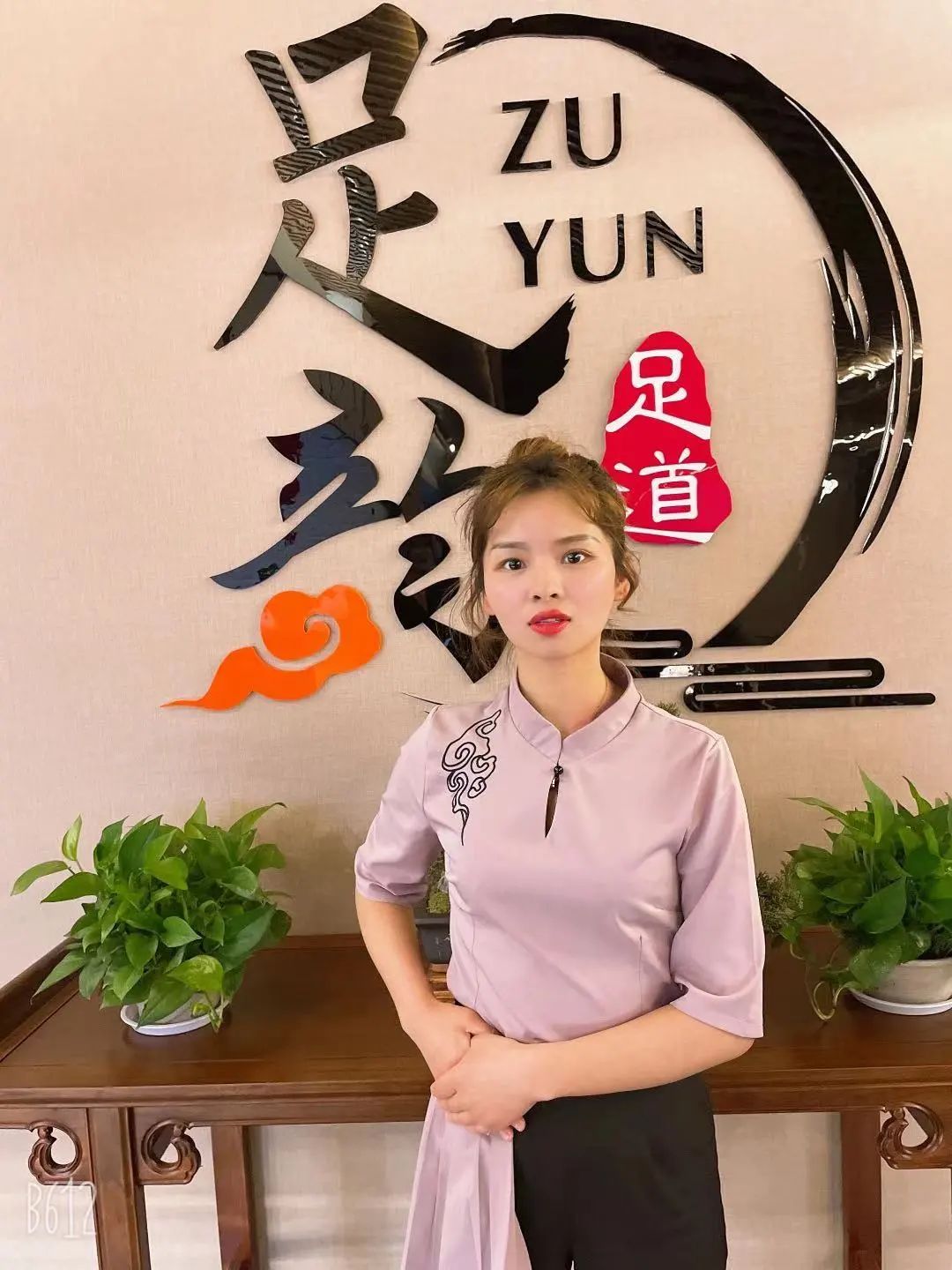 不限购的豪华足道来了~【城西银泰商圈旁!无需预约!节假日通用!足韵影院式足道·SPA】知名设计师耗资千万打造!杭州知名品牌SPA会所,占地1500㎡!79元抢门市价189元【足韵足道足浴SPA会馆】70分钟套餐;139元抢门市价299元100分钟套餐!头部和背部理疗+腿部放松脚底搓盐+足底+赠送茶水小吃水果…给你的身体来次畅快的体验,回归古法和精油芳香疗法,每一处细节都尽显极致体验!