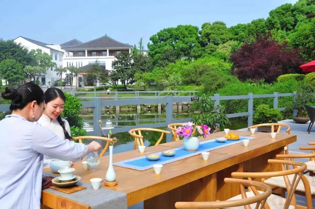 【单次温泉不到91元·无需预约】现价188元/999元抢购【贝迪温泉温泉套餐】,单人温泉+自助美味,11次温泉泡到舒心,品质温泉在贝迪颐园,室外泡汤池、鱼疗、冲浪,冬天也能尽兴玩水,还有水果、自助饮料。这个冬天天就来贝迪颐园,感受温泉冲浪的魅力,谁说养生不能跟玩耍一起~