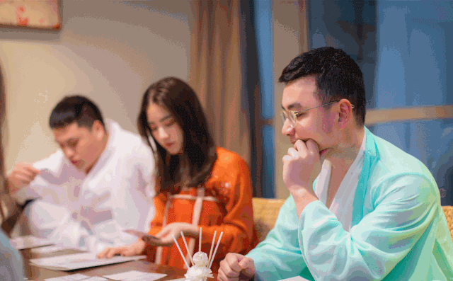 【可换装·长阳路半岛V公馆】豪华剧本体验基地!仅19.9元抢【一路货色沉浸式剧本桌游推理馆】剧本杀单人票!沉浸式剧本推理探案~