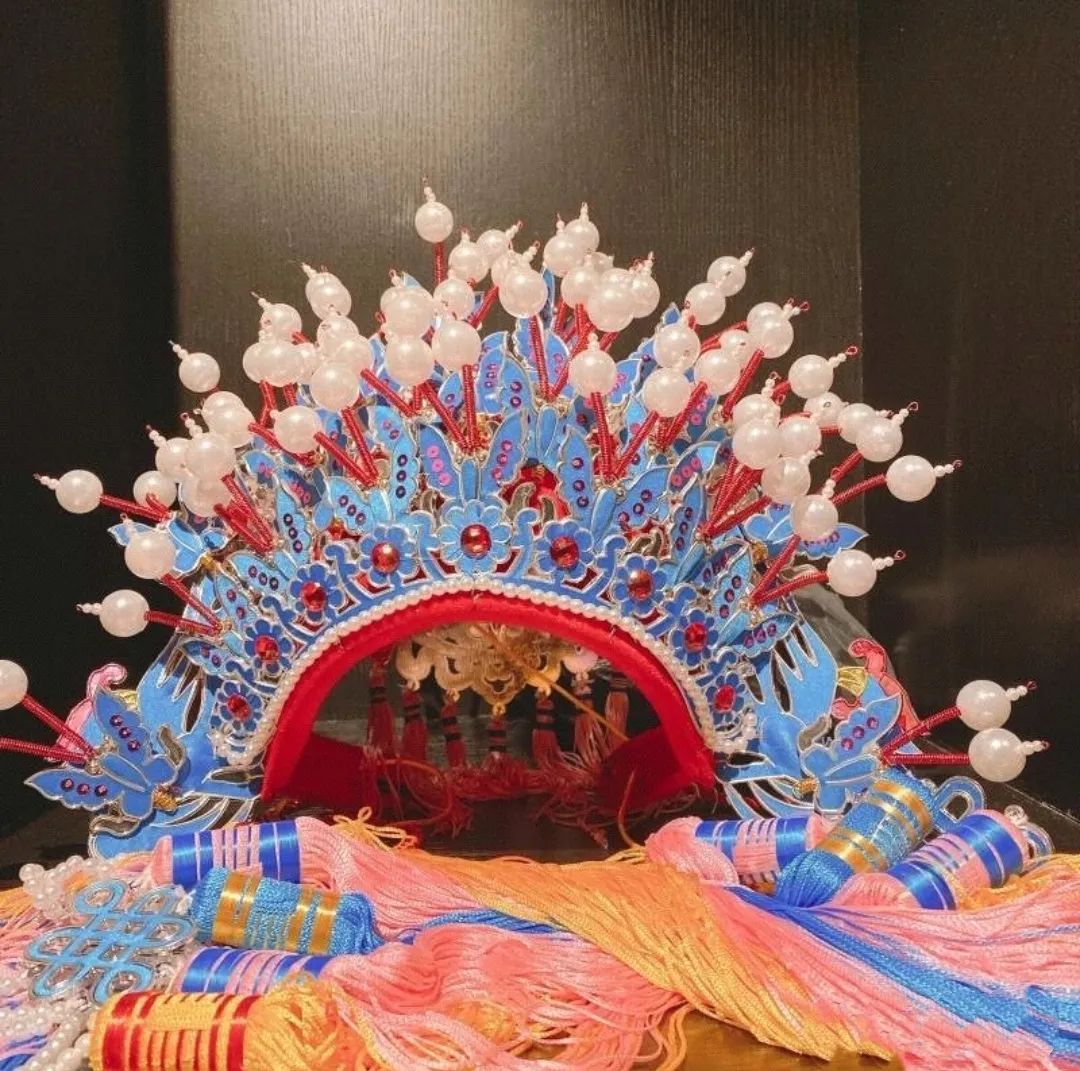 戏精请注意,19.9元抢【盏星神颂·剧本杀推理沉浸剧场】单人门票,《不归》《执伞》《恐山大祭》……开启一场刺激的解谜之旅吧!