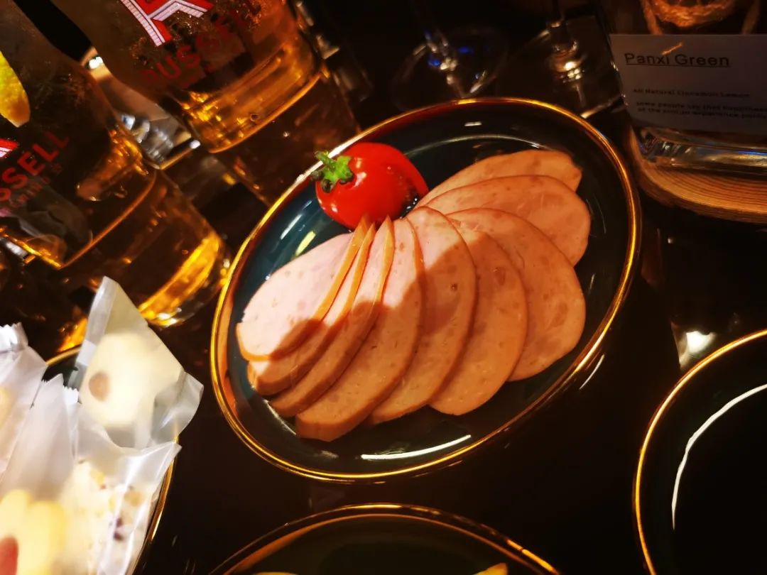 6楼高空酒吧,给你生活的调剂与夜晚的微醺~88元抢【酒隐】微醺套餐~classic红酒4杯+水果啤酒4杯+柠檬红茶1杯+柠檬绿茶1杯+红酒冰桶1套+手工甜点1份+章鱼烧1份+芥末蟹柳1份+海鲜酱油1盅..."
