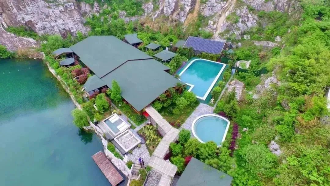 【Team building必选地·太湖牛仔度假村】公司团建,木屋别墅+温泉疗养+桌餐&烧烤+20余项成人项目两日畅玩票。20000元起享门市价29000元24-30人两日团建套餐,超值优惠等你来抢!(一日团建套餐也有哦 附带酷酷的教练带训!)
