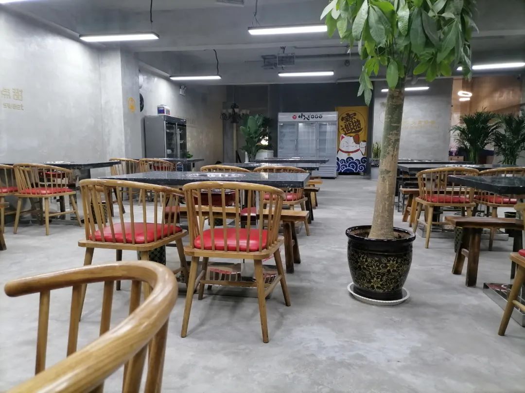 【地铁4号线直达·凤九明光路免预约|牛妥妥®小八月串串香】¥39.9元=200根签签(荤素任选)+100瓶啤酒(上不封顶随便喝)+独家秘制特色酸菜/牛油锅底;吃货的天堂,酒友的盛宴,来这里聚会,美味又实惠