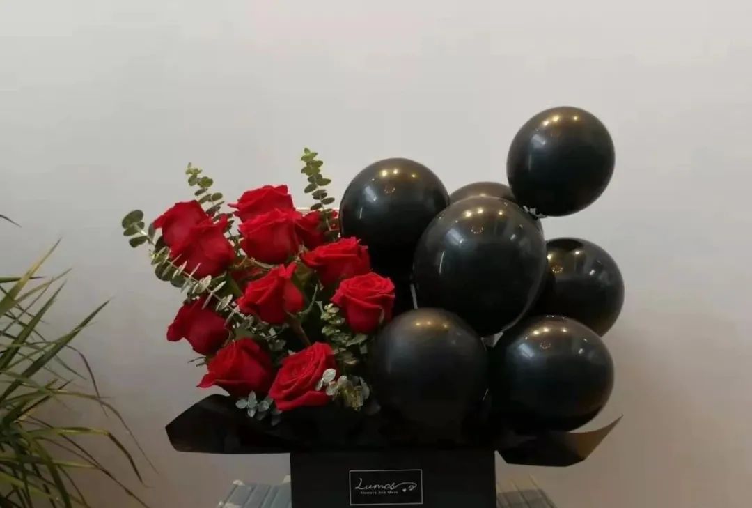 【情人节花礼,同城配送】这份爱,你任何时刻打开都新鲜!49.9元抢3只红玫瑰,满天星/尤加利叶/情人草,129元抢11朵红玫瑰礼盒,159元抢19朵红玫瑰礼盒~
