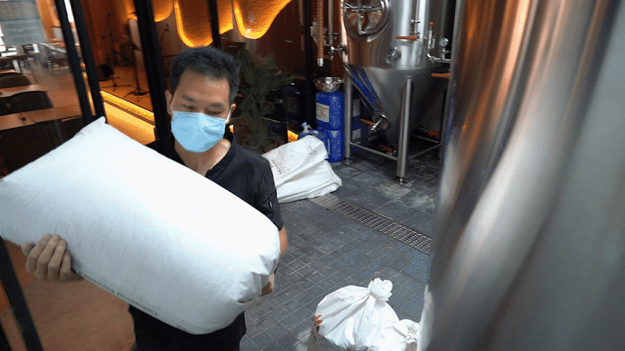 【新晋网红餐厅·德式风情】堪称上海西餐界天花板!仅138元抢【琥珀屋德国餐厅】精致双人餐,琥珀精酿脆皮烤猪肘、香草烤春鸡、肉酱意大利面、冰雾田园沙拉、自酿啤酒···时尚又不张扬,现代与复古的集合,每一个角落都充满浪漫气息,来一次穿越至巴伐利亚的美食之旅!